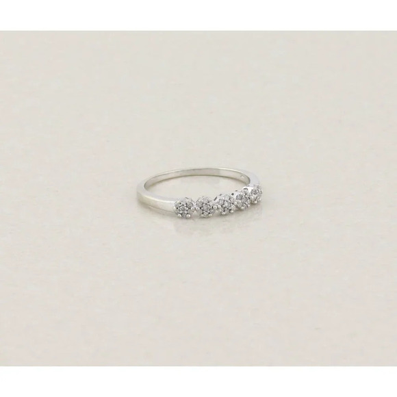 10k White Gold Diamond Flower Band Ring Stackable Size 7 1/4 - Picture 3 of 7